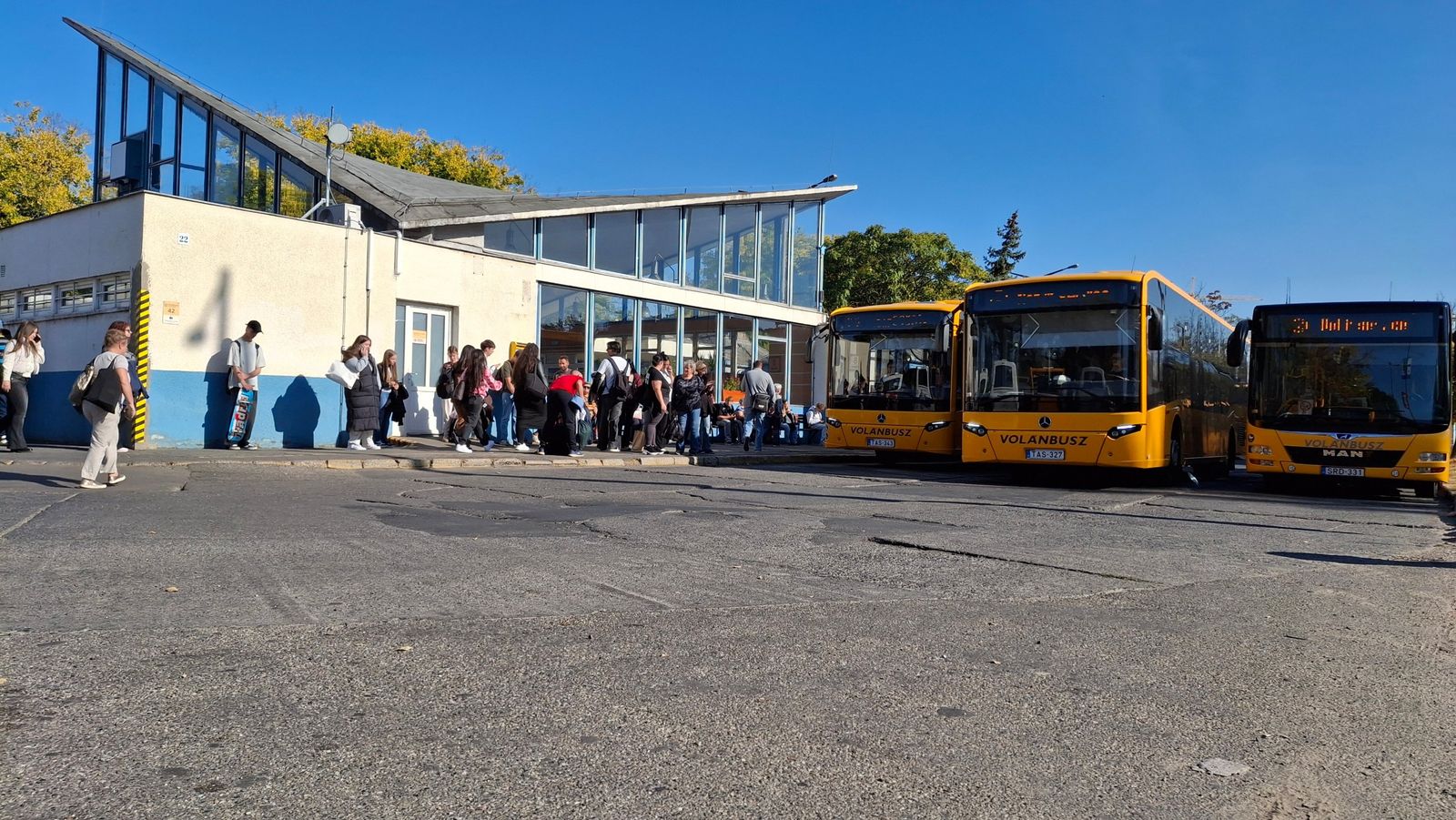 Helyközi autóbuszok és utasok az állomáson